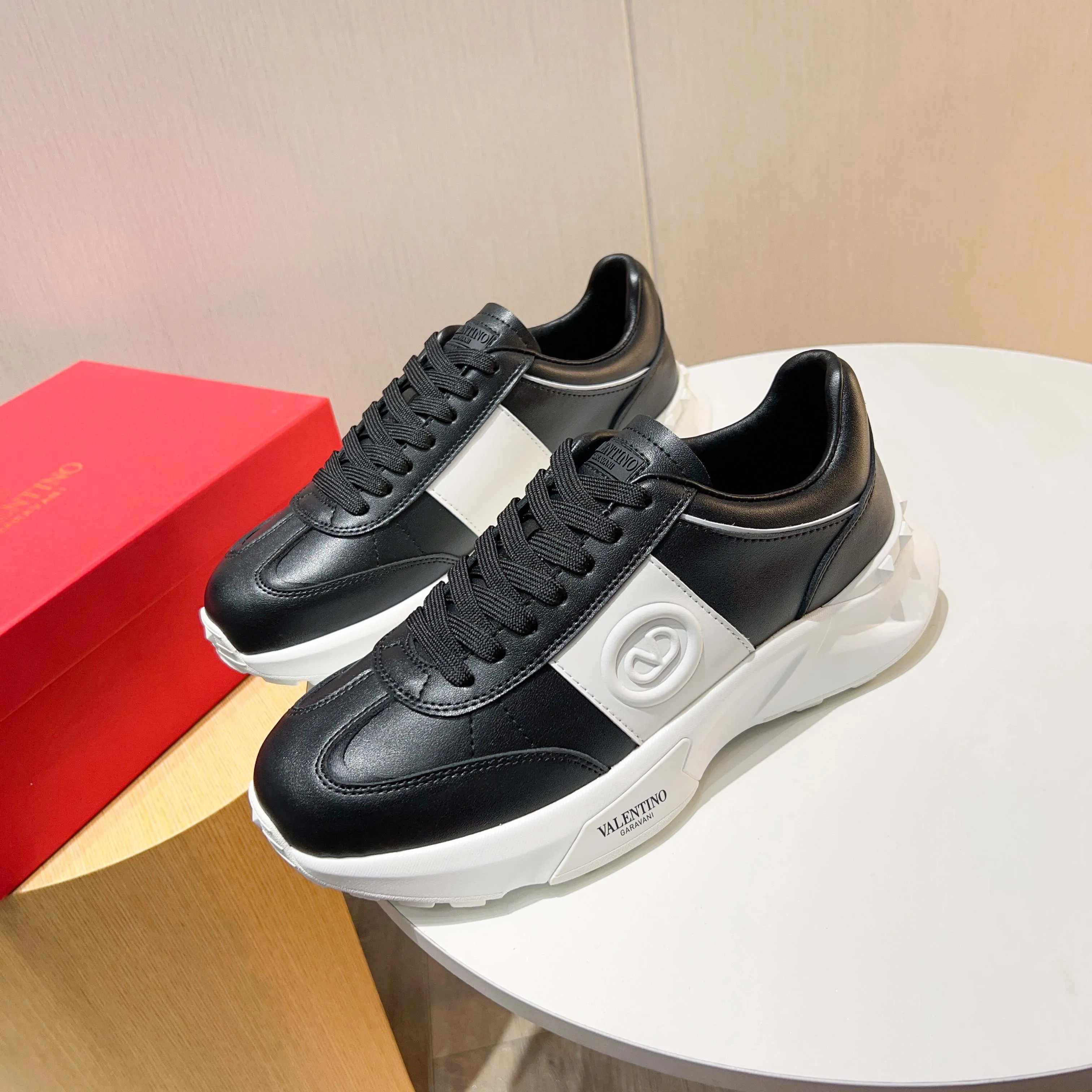 Ex-factory price: 520💰𝙑𝙖𝙡𝙚𝙣𝙩𝙞𝙣𝙤/Valentino𝙑𝙏 The latest official website main model in early autumn Classic continuation💯Making goods all year round🎁Wannian classic series sports and casual shoes💥, a must-have trendy item all year round🏆Many stars and Internet celebrities have performed it🔥 The original version is developed one to one, perfect last shape, VT iconic logo, logo printing on tongue and upper, original full set of packaging, full oil edge on the upper, T men's men's shoes💰u ultra-light combination outsole Comfortable on the feet, not squeezing the feet, fabric/first layer of cowhide. Lining/cow lining💕 Standard size: 38-44 (45 can be ordered)